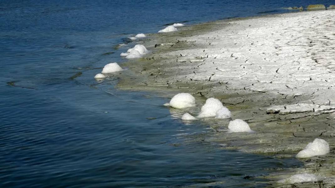 Burdur Gölü Köpük Köpük Oldu! İşte Nedeni 1